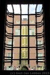 Zicht op de gevel vanuit een portaal aan de overkant.
<br/>
Gert-Jan Lobbes, 2015